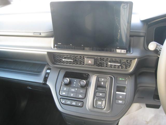 ステップワゴン ｅ：ＨＥＶスパーダ　１１．４インチ純正ナビ　バックカメラ　ホンダコネクト　ホンダセンシング　バックカメラ　オットマン　ハーフレザー　シートヒーター　ＬＥＤオートライト　パーキングセンサー　７人乗　フロアマット　デモカー（9枚目）