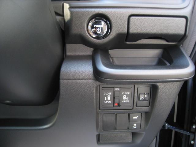 ステップワゴン ｅ：ＨＥＶスパーダ　１１．４インチ純正ナビ　バックカメラ　ホンダコネクト　ホンダセンシング　バックカメラ　オットマン　ハーフレザー　シートヒーター　ＬＥＤオートライト　パーキングセンサー　７人乗　フロアマット　デモカー（11枚目）