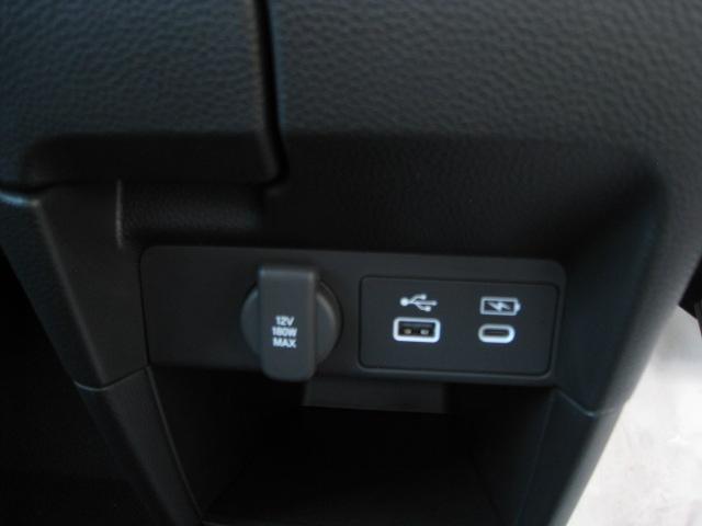 ステップワゴン ｅ：ＨＥＶスパーダ　１１．４インチ純正ナビ　バックカメラ　ホンダコネクト　ホンダセンシング　バックカメラ　オットマン　ハーフレザー　シートヒーター　ＬＥＤオートライト　パーキングセンサー　７人乗　フロアマット　デモカー（12枚目）