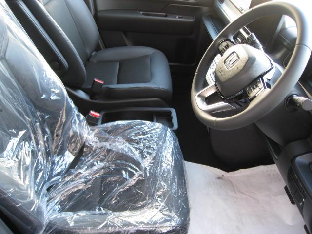 ステップワゴン ｅ：ＨＥＶスパーダ　１１．４インチ純正ナビ　バックカメラ　ホンダコネクト　ホンダセンシング　バックカメラ　オットマン　ハーフレザー　シートヒーター　ＬＥＤオートライト　パーキングセンサー　７人乗　フロアマット　デモカー（13枚目）