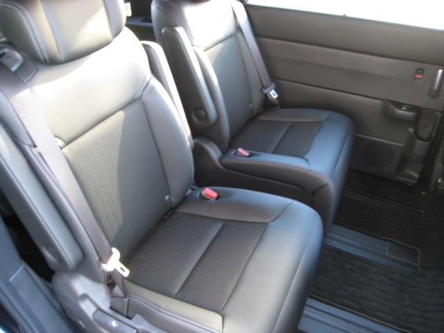 ステップワゴン ｅ：ＨＥＶスパーダ　１１．４インチ純正ナビ　バックカメラ　ホンダコネクト　ホンダセンシング　バックカメラ　オットマン　ハーフレザー　シートヒーター　ＬＥＤオートライト　パーキングセンサー　７人乗　フロアマット　デモカー（14枚目）