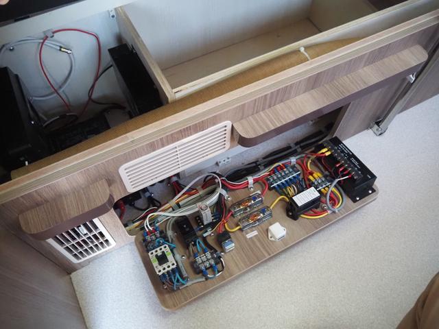 カムロード 　キャンパー厚木　パピー　フルハウス　２．８ＤＴ　４ＷＤ　ダブルタイヤ　家庭用エアコン　ＦＦヒーター　ソーラーパネル４枚　キャンピングカー　８ナンバー（75枚目）