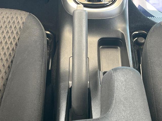 フィットハイブリッド F SDナビ バックカメラ 禁煙車 スマートキー LEDヘッド ビルトインETC オートライト オートエアコン Bluetooth CD DVD再生 フルセグ LEDフォグ(28枚目)