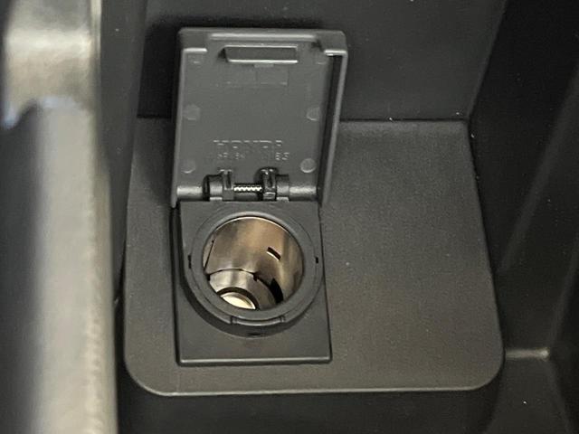 フィットハイブリッド F SDナビ バックカメラ 禁煙車 スマートキー LEDヘッド ビルトインETC オートライト オートエアコン Bluetooth CD DVD再生 フルセグ LEDフォグ(35枚目)