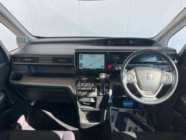 ステップワゴンスパーダ スパーダ 両側電動ドア 後席モニター バックカメラ 禁煙車 スマートキー LEDヘッド ビルトインETC クルコン 純正16インチアルミ オートライト デュアルエアコン Bluetooth CD DVD再生(2枚目)