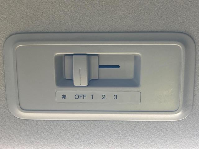 ステップワゴンスパーダ スパーダ 両側電動ドア 後席モニター バックカメラ 禁煙車 スマートキー LEDヘッド ビルトインETC クルコン 純正16インチアルミ オートライト デュアルエアコン Bluetooth CD DVD再生(33枚目)