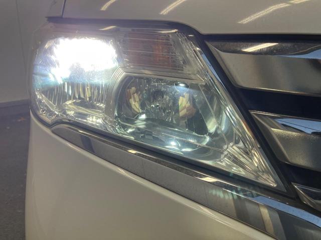 【ＨＩＤヘッドライト】非常に明るく前方を照らしてくれるので、悪天候や夜間の走行時も視界良好で安心してお乗りいただけます。