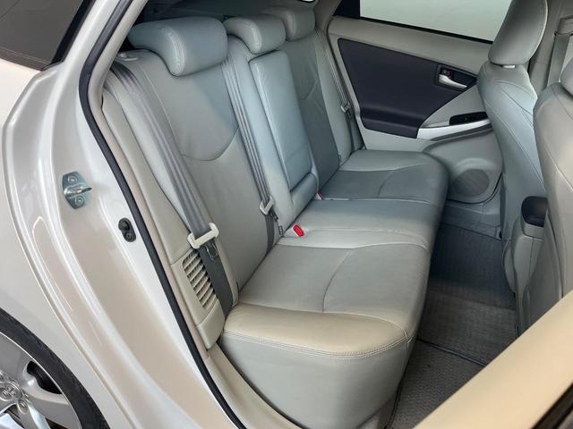 プリウス Ｇツーリングセレクションレザーパッケージ　純正ＳＤナビ　レーダークルーズ　禁煙車　レザーシート　スマートキー　ＬＥＤヘッド　ビルトインＥＴＣ　純正１７インチアルミ　オートエアコン　ＣＤ　フルセグ（11枚目）