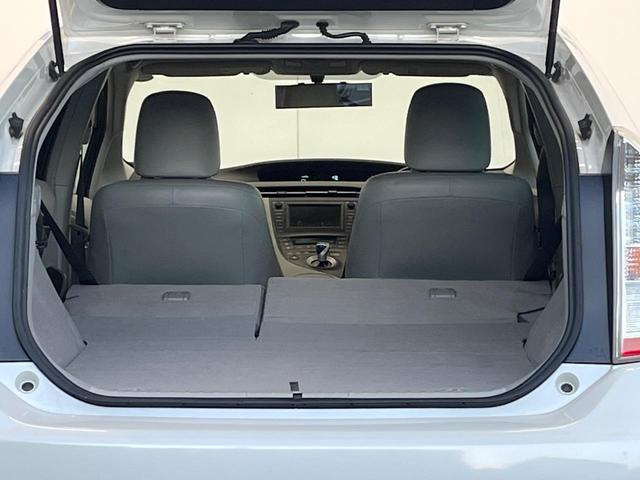 プリウス Ｇツーリングセレクションレザーパッケージ　純正ＳＤナビ　レーダークルーズ　禁煙車　レザーシート　スマートキー　ＬＥＤヘッド　ビルトインＥＴＣ　純正１７インチアルミ　オートエアコン　ＣＤ　フルセグ（12枚目）