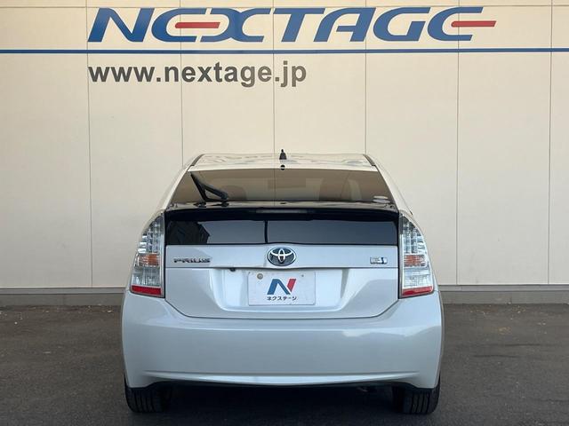 プリウス Ｇツーリングセレクションレザーパッケージ　純正ＳＤナビ　レーダークルーズ　禁煙車　レザーシート　スマートキー　ＬＥＤヘッド　ビルトインＥＴＣ　純正１７インチアルミ　オートエアコン　ＣＤ　フルセグ（16枚目）