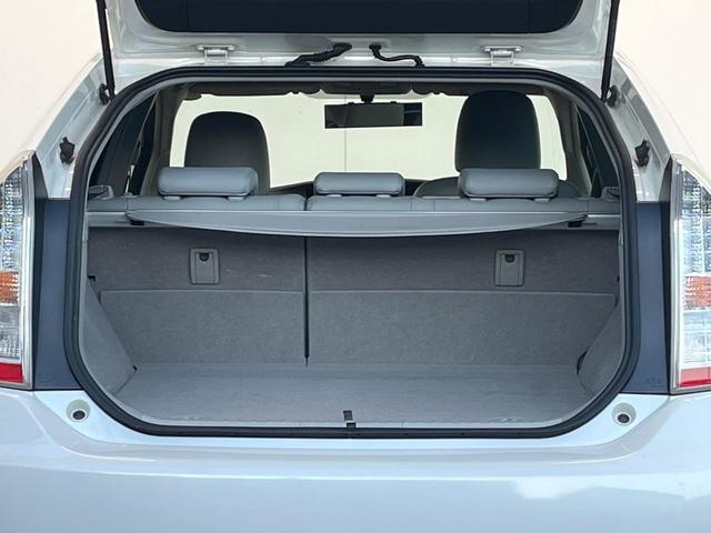 プリウス Ｇツーリングセレクションレザーパッケージ　純正ＳＤナビ　レーダークルーズ　禁煙車　レザーシート　スマートキー　ＬＥＤヘッド　ビルトインＥＴＣ　純正１７インチアルミ　オートエアコン　ＣＤ　フルセグ（37枚目）