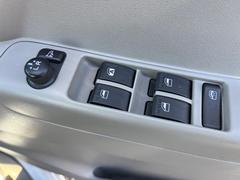 【電動格納ミラー】サイドミラーは電動格納式となっており、狭い駐車場でもキズがつくリスクを抑えられます。 7