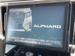 【大画面ナビ】人気の大型１０インチナビを装備。存在感のある大画面はインパクト大！ナビ利用時のマップ表示は見やすく、テレビやＤＶＤは臨場感がアップ！いつものドライブがグッと楽しくなります♪ 4