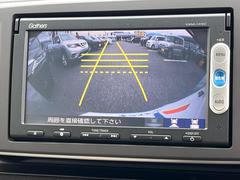 【バックカメラ】駐車時に後方がリアルタイム映像で確認できます。大型商業施設や立体駐車場での駐車時や、夜間のバック時に大活躍！運転スキルに関わらず、今や必須となった装備のひとつです！ 4