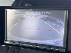 【バックカメラ】駐車時に後方がリアルタイム映像で確認できます。大型商業施設や立体駐車場での駐車時や、夜間のバック時に大活躍！運転スキルに関わらず、今や必須となった装備のひとつです！ 6