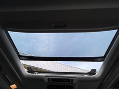 【パノラマルーフ】大型のガラスルーフ搭載で車内の解放感が一気にアップ！開放的なドライブをお楽しみいただけます。 3