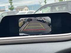 【バックカメラ】駐車時に後方がリアルタイム映像で確認できます。大型商業施設や立体駐車場での駐車時や、夜間のバック時に大活躍！運転スキルに関わらず、今や必須となった装備のひとつです！ 4