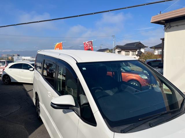 ノア Si 4WD スマートキー プッシュスタート 純正ナビ フルセグテレビ バックカメラ Bluetooth対応 両側パワースライドドア ビルトインETC エンジンスターター 7人乗り 電動格納ドアミラー(5枚目)