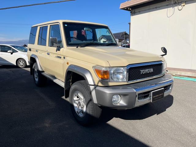 ランドクルーザー70 バン 4WD 5速マニュアル ワンオーナー キーレス 純正ナビ フルセグテレビ バックカメラ Bluetooth対応 ETC スタッドレスタイヤ付 シガーライター ライトレベライザー(3枚目)