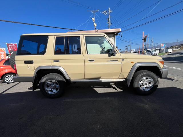 ランドクルーザー70 バン 4WD 5速マニュアル ワンオーナー キーレス 純正ナビ フルセグテレビ バックカメラ Bluetooth対応 ETC スタッドレスタイヤ付 シガーライター ライトレベライザー(6枚目)