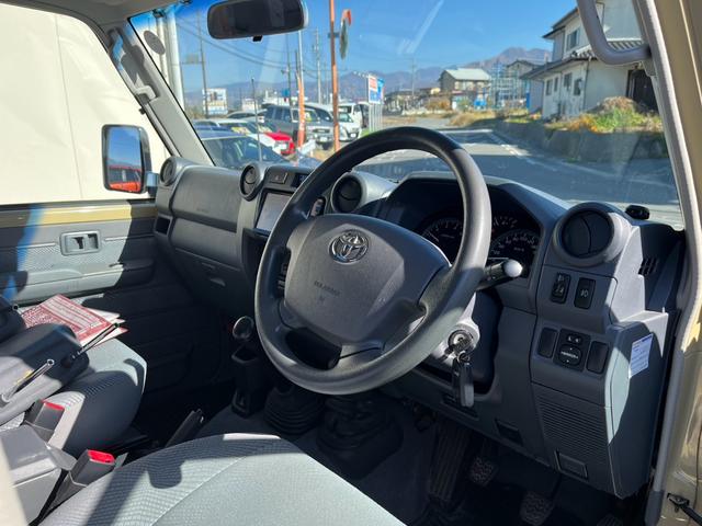 ランドクルーザー70 バン 4WD 5速マニュアル ワンオーナー キーレス 純正ナビ フルセグテレビ バックカメラ Bluetooth対応 ETC スタッドレスタイヤ付 シガーライター ライトレベライザー(8枚目)