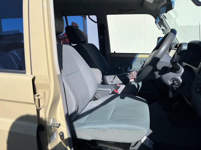 ランドクルーザー70 バン 4WD 5速マニュアル ワンオーナー キーレス 純正ナビ フルセグテレビ バックカメラ Bluetooth対応 ETC スタッドレスタイヤ付 シガーライター ライトレベライザー(9枚目)