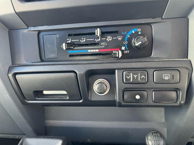 ランドクルーザー70 バン 4WD 5速マニュアル ワンオーナー キーレス 純正ナビ フルセグテレビ バックカメラ Bluetooth対応 ETC スタッドレスタイヤ付 シガーライター ライトレベライザー(14枚目)