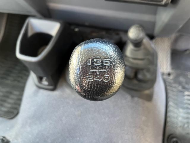 ランドクルーザー70 バン 4WD 5速マニュアル ワンオーナー キーレス 純正ナビ フルセグテレビ バックカメラ Bluetooth対応 ETC スタッドレスタイヤ付 シガーライター ライトレベライザー(16枚目)