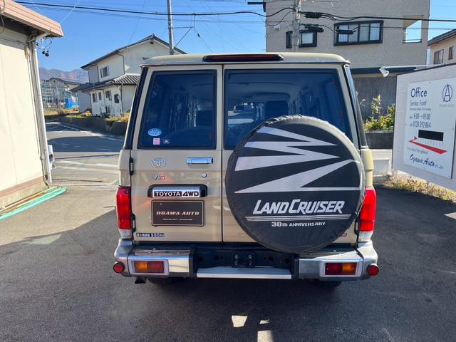 ランドクルーザー70 バン 4WD 5速マニュアル ワンオーナー キーレス 純正ナビ フルセグテレビ バックカメラ Bluetooth対応 ETC スタッドレスタイヤ付 シガーライター ライトレベライザー(23枚目)