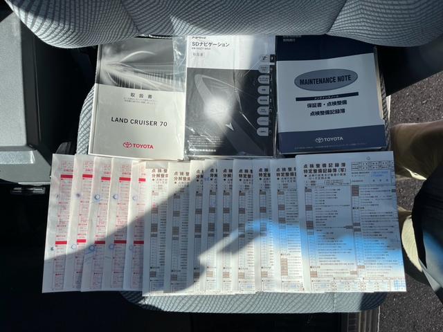 ランドクルーザー70 バン 4WD 5速マニュアル ワンオーナー キーレス 純正ナビ フルセグテレビ バックカメラ Bluetooth対応 ETC スタッドレスタイヤ付 シガーライター ライトレベライザー(30枚目)