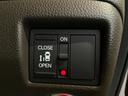 後部のスライドドアは、運転席に座りながらでもスイッチで開閉が可能です。