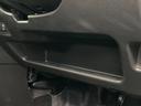 運転席の膝元にも収納スペースがあります。
