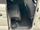 後部座席の足元も広々♪大人でもゆったり座れます。