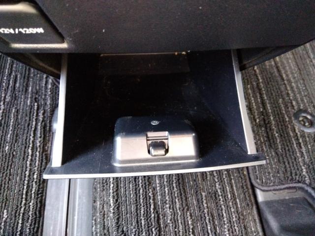 ４ＷＤ☆禁煙☆走行５．２万キロ☆純正９型ナビ☆フリップダウンＭ☆両側パワスラ☆クルコン☆ビルトインＥＴＣ☆スマートキー☆プッシュスタート☆純正Ｅ／Ｇスターター☆ＬＥＤヘッドライト☆フォグ☆試乗ＯＫ☆