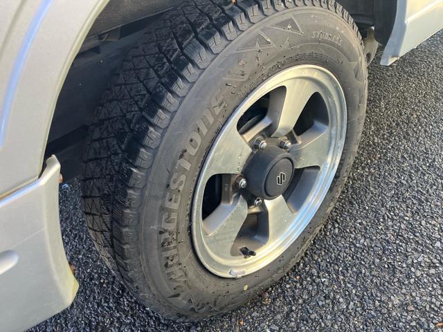 ジムニー インタークーラーターボ 4WD 5速マニュアル ABS エアコン CDオーディオ ルーフキャリア リアースポイラー 夏タイヤ新品(10枚目)