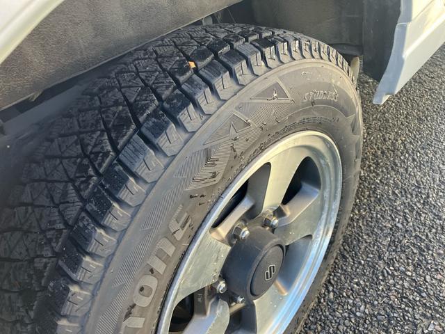 ジムニー インタークーラーターボ 4WD 5速マニュアル ABS エアコン CDオーディオ ルーフキャリア リアースポイラー 夏タイヤ新品(11枚目)