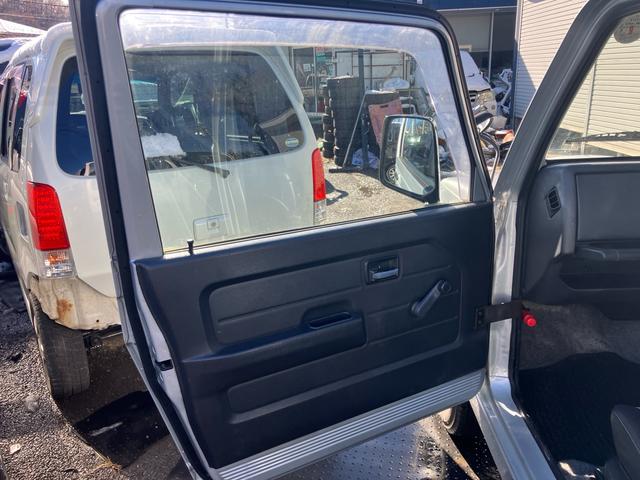 ジムニー インタークーラーターボ 4WD 5速マニュアル ABS エアコン CDオーディオ ルーフキャリア リアースポイラー 夏タイヤ新品(21枚目)