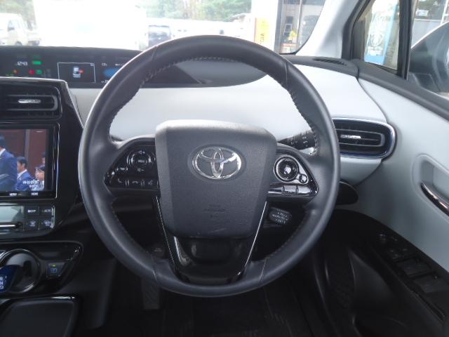 プリウス Aプレミアム ツーリングセレクション 4WD セーフティセンス 純正ナビ地デジ バックカメラ レザーシート パワーシート エアーシート シートヒター LEDヘッドライト ETC クルーズコントロール 純正17インチアルミ スマートキー(23枚目)