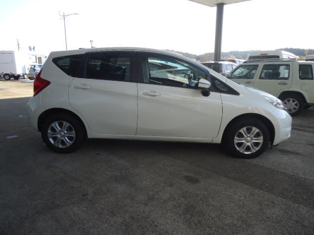 ノート X FOUR 4WD エマージェンシーブレーキ 純正ナビ地デジ バックカメラ スマートキー 車線逸脱警報 横滑り防止(5枚目)