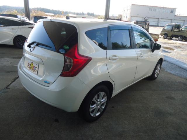 ノート X FOUR 4WD エマージェンシーブレーキ 純正ナビ地デジ バックカメラ スマートキー 車線逸脱警報 横滑り防止(8枚目)