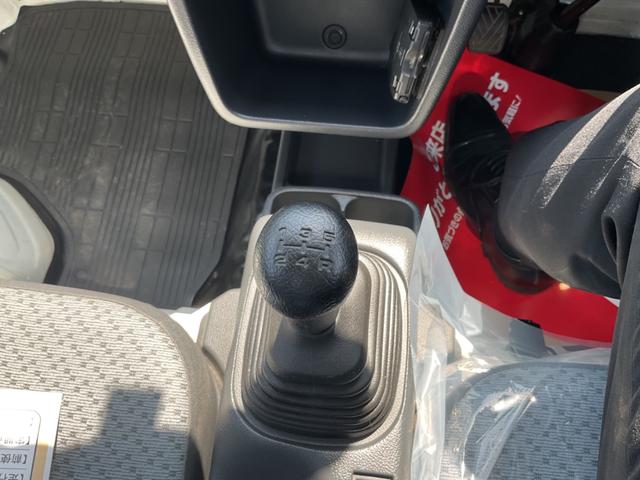 クリッパートラック ＤＸ　４ＷＤ　５速マニュアル　ＥＴＣ　　ライトレベライザー　ラジオ　荷台ゲートプロテクター　ゴムマット　走行距離４．３万キロ　車検整備付き　修復歴無し　ホワイト（13枚目）