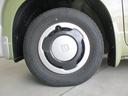 １３インチ純正ホイールキャップ付きスチールホイールを装備。タイヤサイズは１４５／８０Ｒ１３となります。