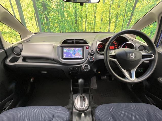フィット Gスマートセレクション 4WD 楽ナビ バックカメラ 寒冷地仕様 禁煙車 スマートキー HIDヘッド ビルトインETC オートライト CD/DVD再生 シートリフター 電動格納ミラー 15インチAW プライバシーガラス(2枚目)