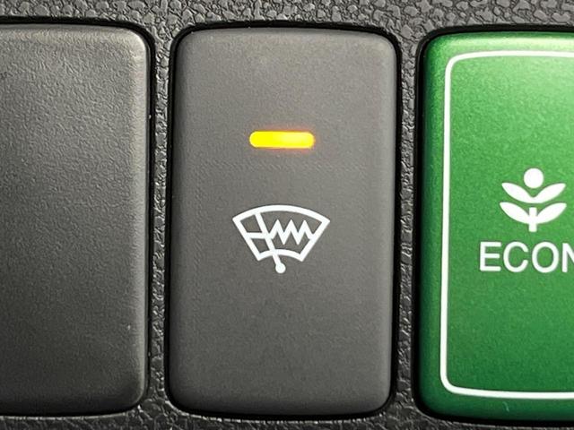 フィット Gスマートセレクション 4WD 楽ナビ バックカメラ 寒冷地仕様 禁煙車 スマートキー HIDヘッド ビルトインETC オートライト CD/DVD再生 シートリフター 電動格納ミラー 15インチAW プライバシーガラス(5枚目)