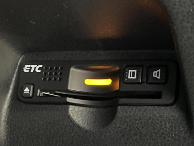 フィット Gスマートセレクション 4WD 楽ナビ バックカメラ 寒冷地仕様 禁煙車 スマートキー HIDヘッド ビルトインETC オートライト CD/DVD再生 シートリフター 電動格納ミラー 15インチAW プライバシーガラス(7枚目)
