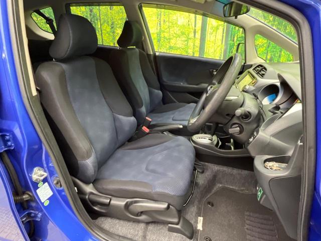 フィット Gスマートセレクション 4WD 楽ナビ バックカメラ 寒冷地仕様 禁煙車 スマートキー HIDヘッド ビルトインETC オートライト CD/DVD再生 シートリフター 電動格納ミラー 15インチAW プライバシーガラス(8枚目)