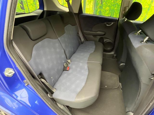 フィット Gスマートセレクション 4WD 楽ナビ バックカメラ 寒冷地仕様 禁煙車 スマートキー HIDヘッド ビルトインETC オートライト CD/DVD再生 シートリフター 電動格納ミラー 15インチAW プライバシーガラス(9枚目)