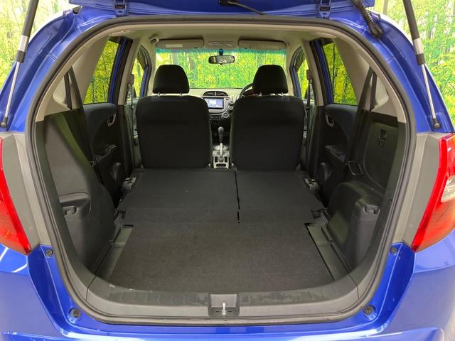 フィット Gスマートセレクション 4WD 楽ナビ バックカメラ 寒冷地仕様 禁煙車 スマートキー HIDヘッド ビルトインETC オートライト CD/DVD再生 シートリフター 電動格納ミラー 15インチAW プライバシーガラス(10枚目)