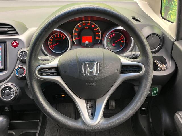 フィット Gスマートセレクション 4WD 楽ナビ バックカメラ 寒冷地仕様 禁煙車 スマートキー HIDヘッド ビルトインETC オートライト CD/DVD再生 シートリフター 電動格納ミラー 15インチAW プライバシーガラス(11枚目)