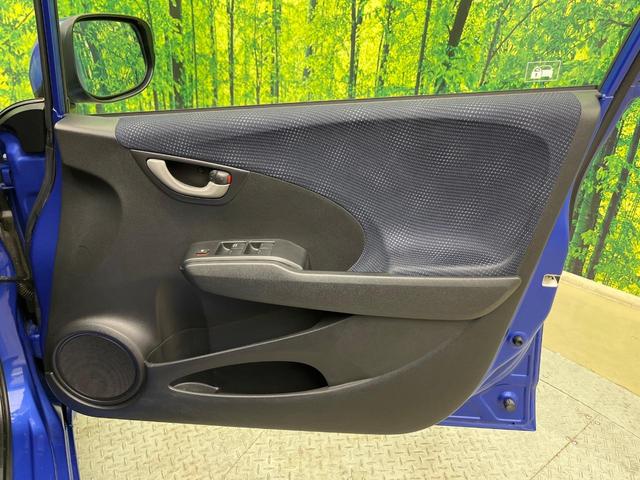 フィット Gスマートセレクション 4WD 楽ナビ バックカメラ 寒冷地仕様 禁煙車 スマートキー HIDヘッド ビルトインETC オートライト CD/DVD再生 シートリフター 電動格納ミラー 15インチAW プライバシーガラス(35枚目)